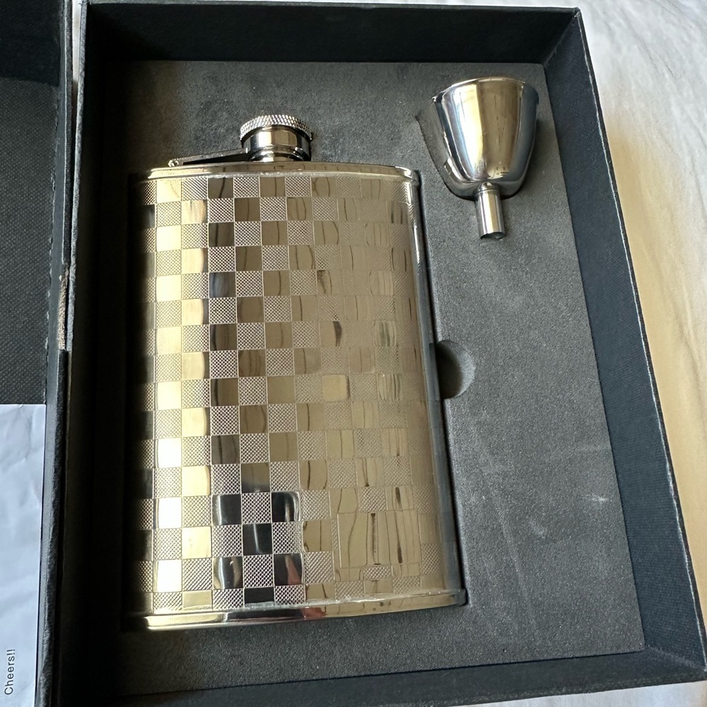 8oz Stainless Steel Flask for liquor with easy pour funnel set .Brand New in Box